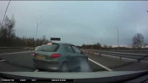 Peugeot cerca di evitare il disastro, ma non ci riesce...