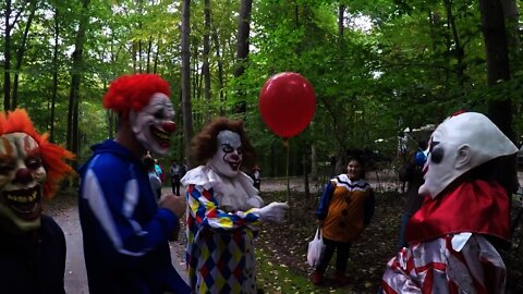 Halloween - 4 Clowns & 1 Balloon