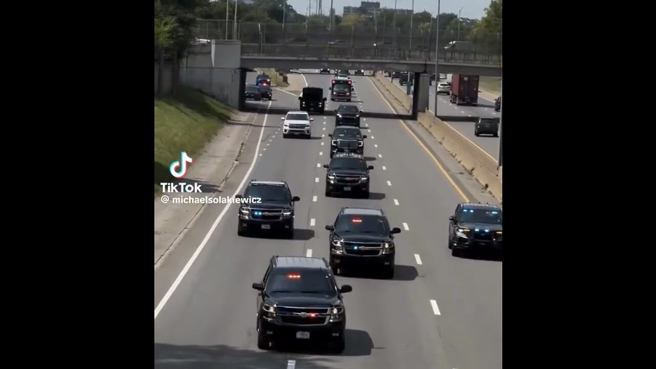 TRUMP❤️🇺🇸🥇🪽MOTORCADE RIDE🤍🇺🇸🏅🪽🏍️👮♂️🚓🛻🚙🚑THROUGH DETROIT MICHIGAN💙🇺🇸🏅🪽🚓🛻🚗🚐🚐