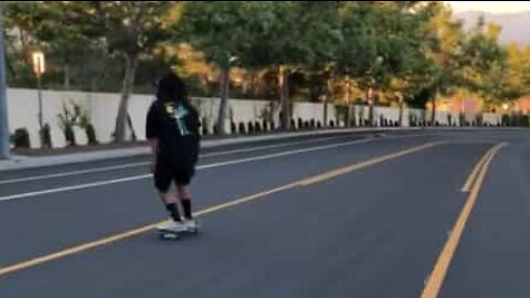 Skateboarder falls going 50 km/h