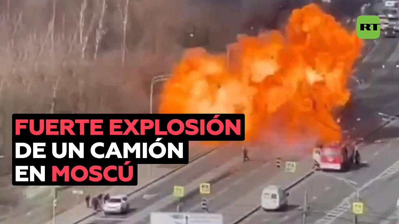 Camión explota, vuela por los aires y daña otros 5 vehículos en Moscú