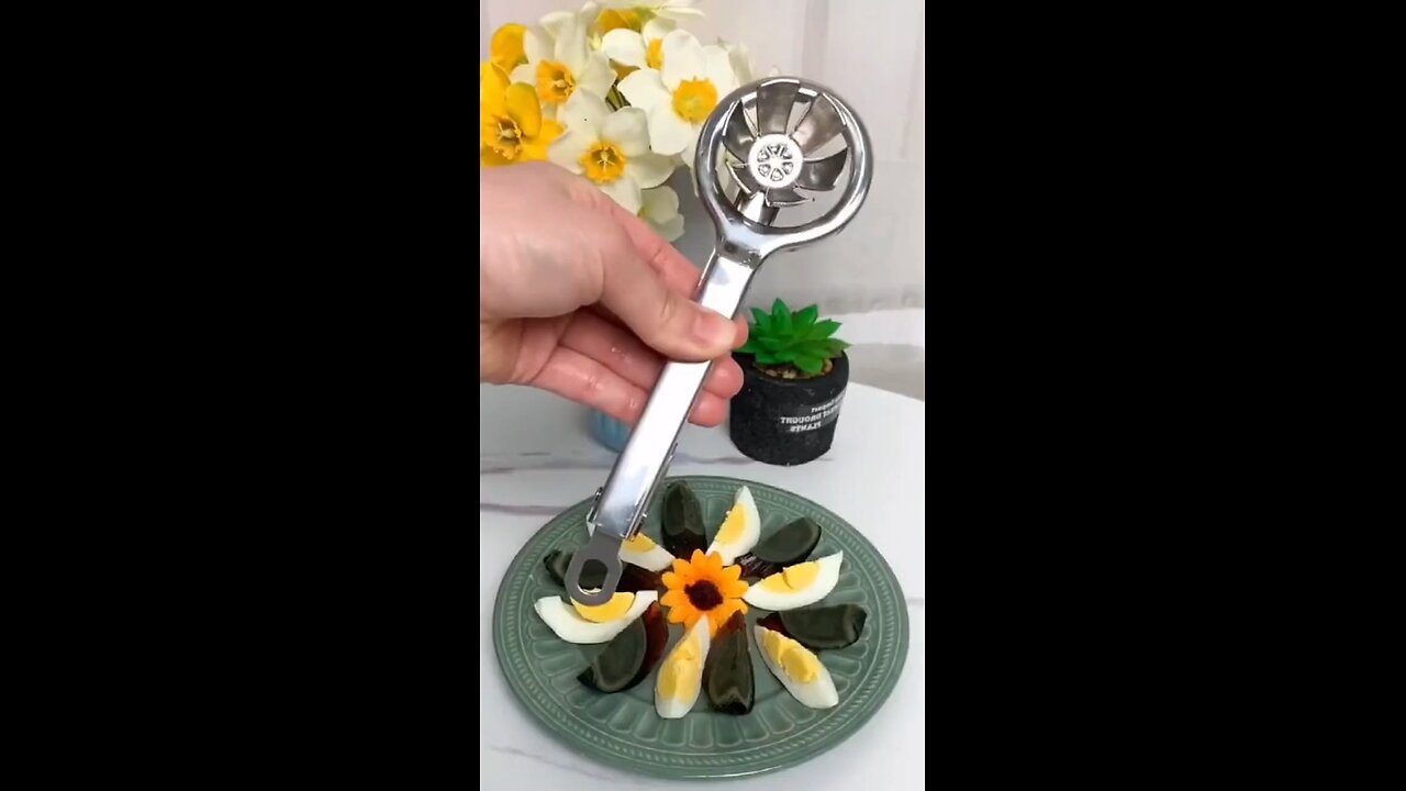 Effortless Egg Prep: Transform Your Snacks with a Boiled Egg Slicer!"