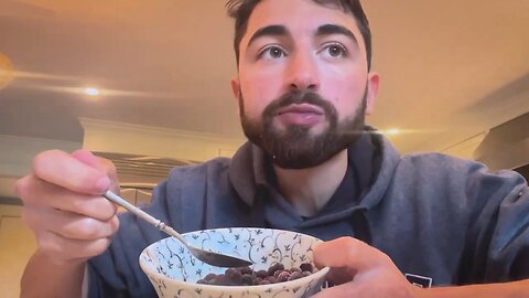WHAT? This Guy Ate 720 Eggs In A Month And His Cholesterol Dropped By 20%