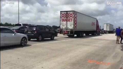 Coincés dans les bouchons, ils décident de pêcher