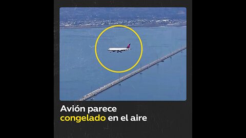 Avión 'congelado' en el aire crea confusión en la Red