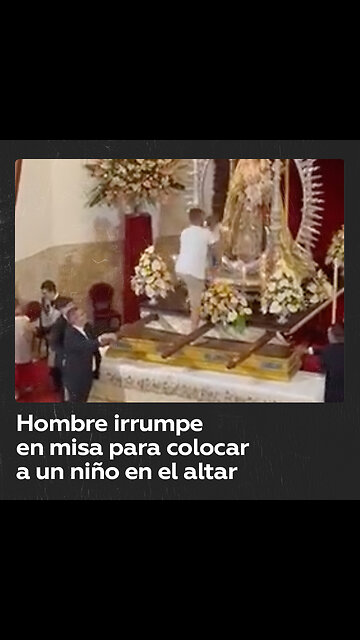 Un hombre irrumpe en una misa y alza a un niño junto a la imagen de la virgen