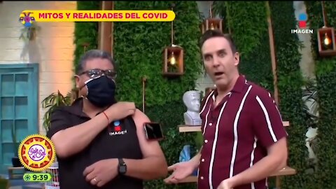IN UNA TV NAZIONALE MESSICANA FANNO LA PROVA IN DIRETTA! IL BRACCIO DEI VACCINATI È MAGNETICO!