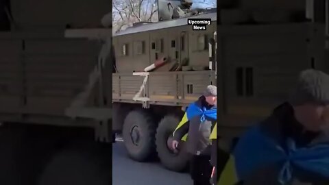 A Russian soldier fires over the heads of Kherson protesters in the.. #cnn #news #ukraine #russia