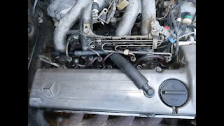 Mercedes W124 - oil leak, how to change the crankcase breather pipe / hose on the rocker cover DIY