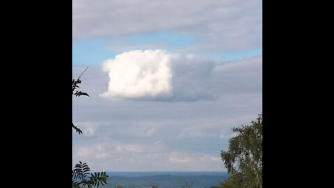 Cube-Shaped Cloud Video Over Surrey's Devil's Punch Bowl