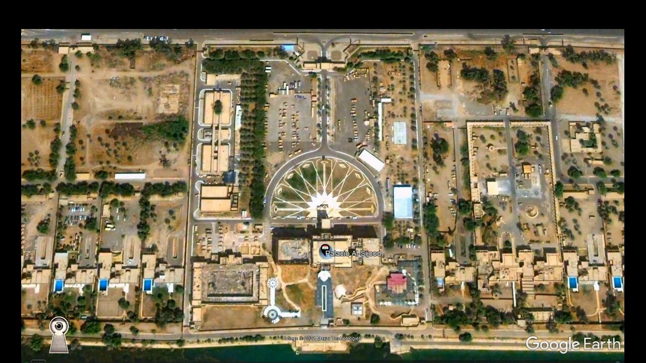 Il misterioso 33° parallelo e il 33°meridiano gli strani luoghi della Terra DOCUMENTARIO verificabili con google earth,la città di Baghdad in Iraq troviamo un palazzo che ha forma di un pavone cioè Melek Taus e in USA le città di Phoenix e Atlanta