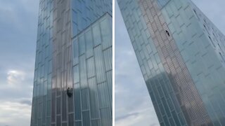 Urban climber incredibly scales Barcelona skyscraper