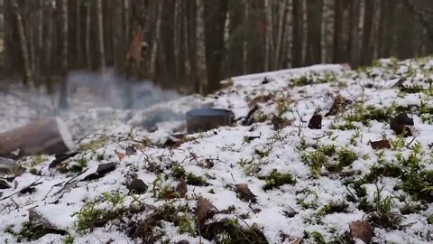 hiding in a huge dugoutduring a snow storm, spending the night in bushcraft shelter * 9