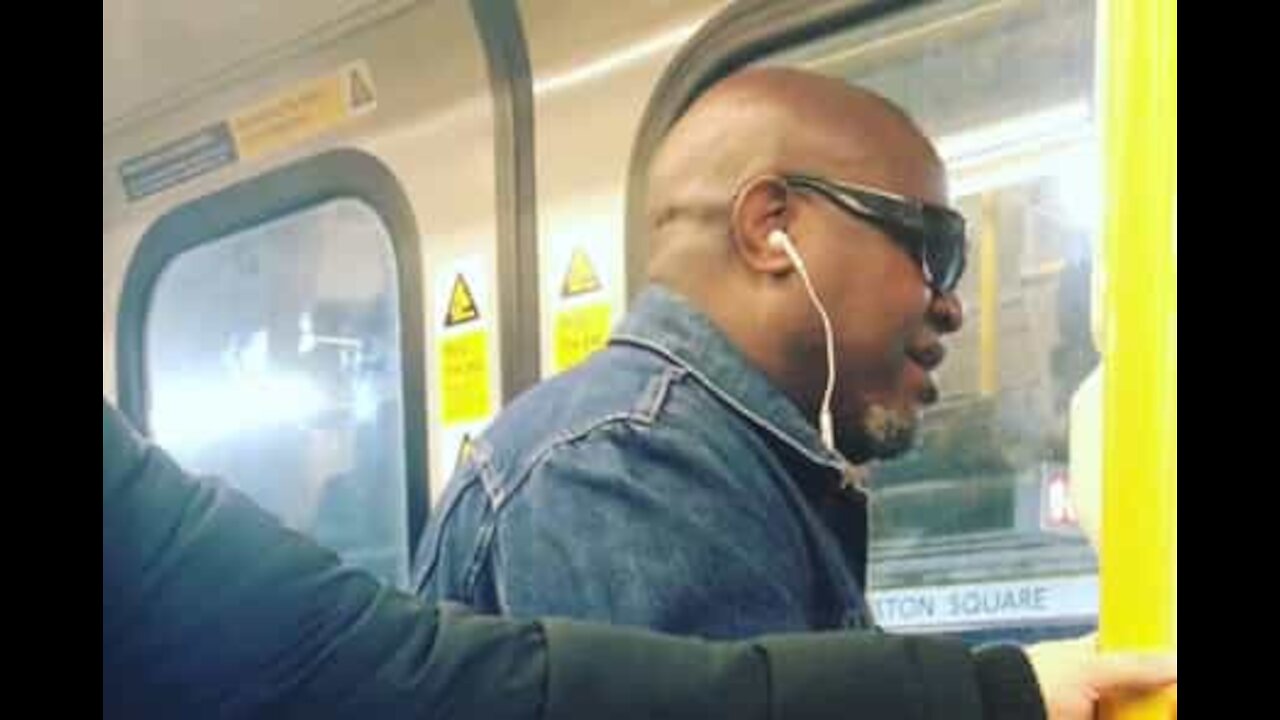Homem surpreende passageiros com a sua fantástica voz