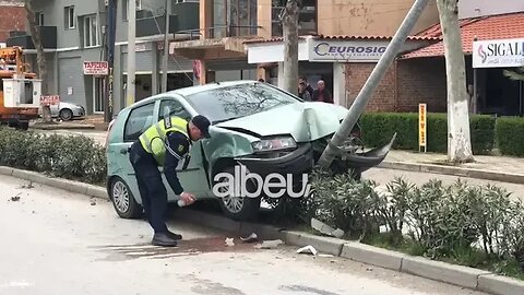Aksident në Fier, Fiati "ngulet" në shtyllën e ndriçimit