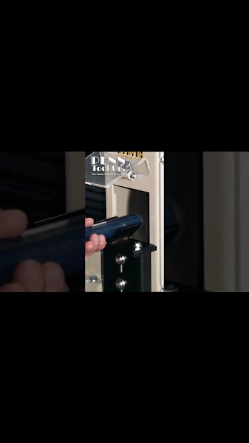 Easily removing burrs with a deburring machine