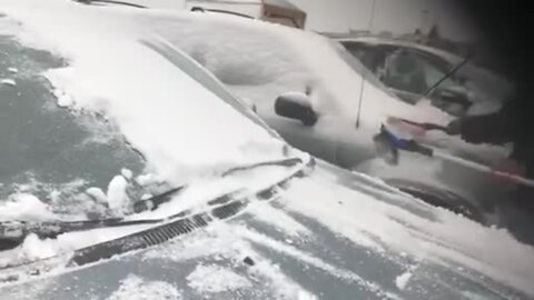 Relax après la journée du travail avec mes collègues dans la neige.