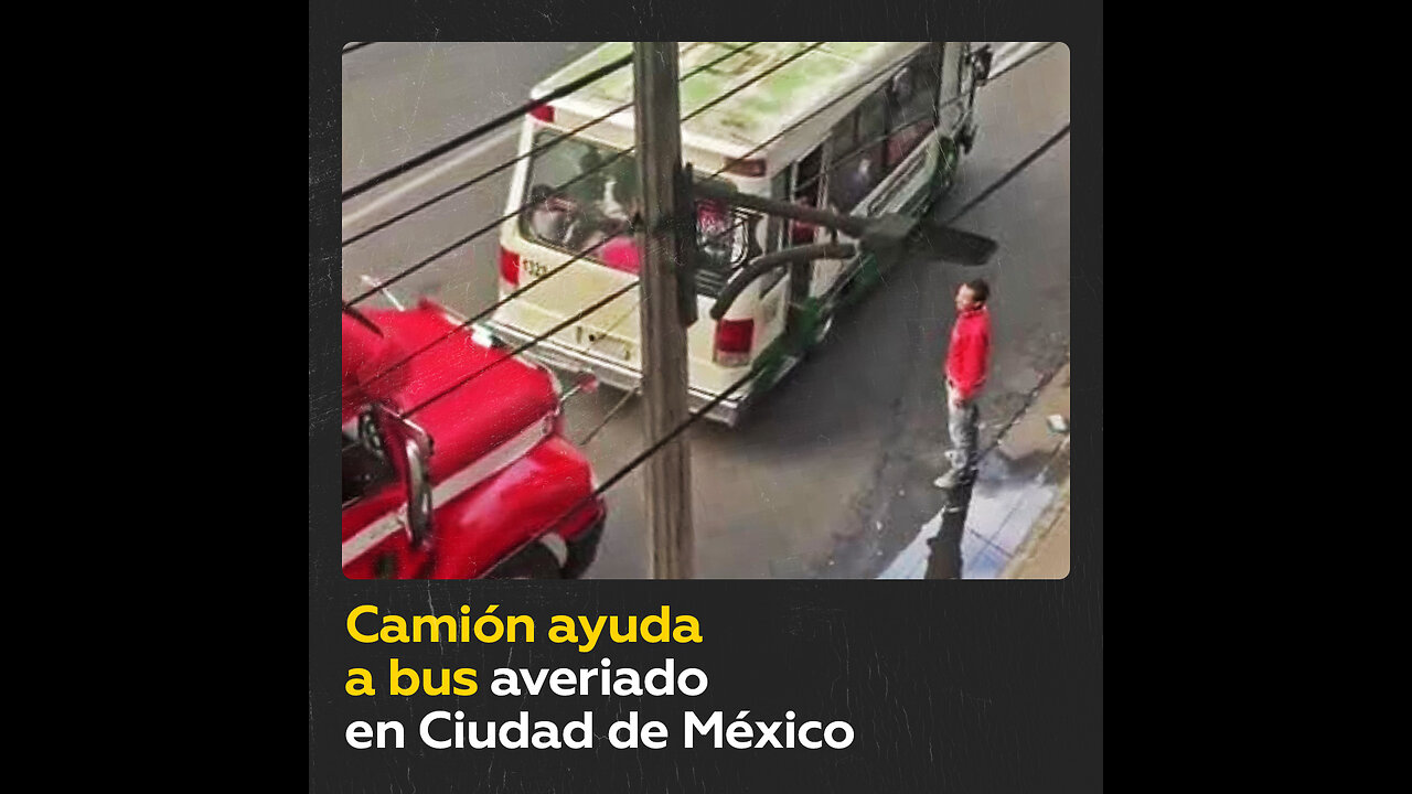 Camión empuja a bus de pasajeros para que arranque