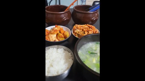 #shorts #food #cooking (Sul-rung-tang)Ox bonr soup with rice. The 10th oldest restaurant in Seoul