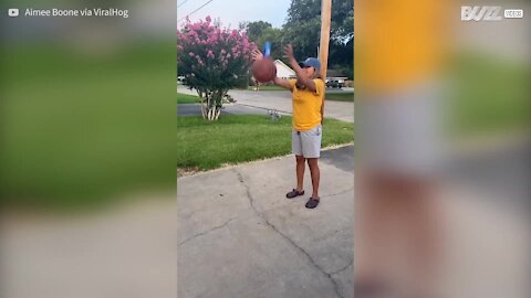 Jovem leva com lata na cara ao tentar o “basketball beer challenge”