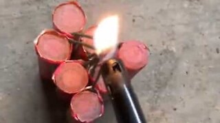 Jovem perde a cabeça com fogos de artifício mistério!