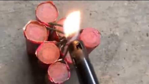 Jovem perde a cabeça com fogos de artifício mistério!