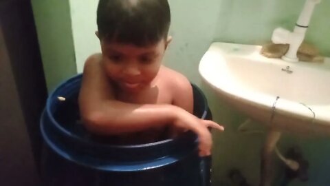 শিশুকে সাঁতার শেখান