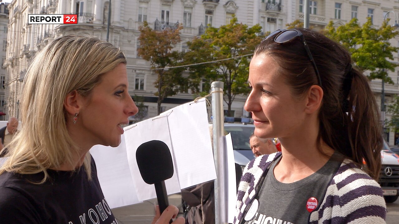 Dr. Maria Hubmer-Mogg auf der PostVac-Demo