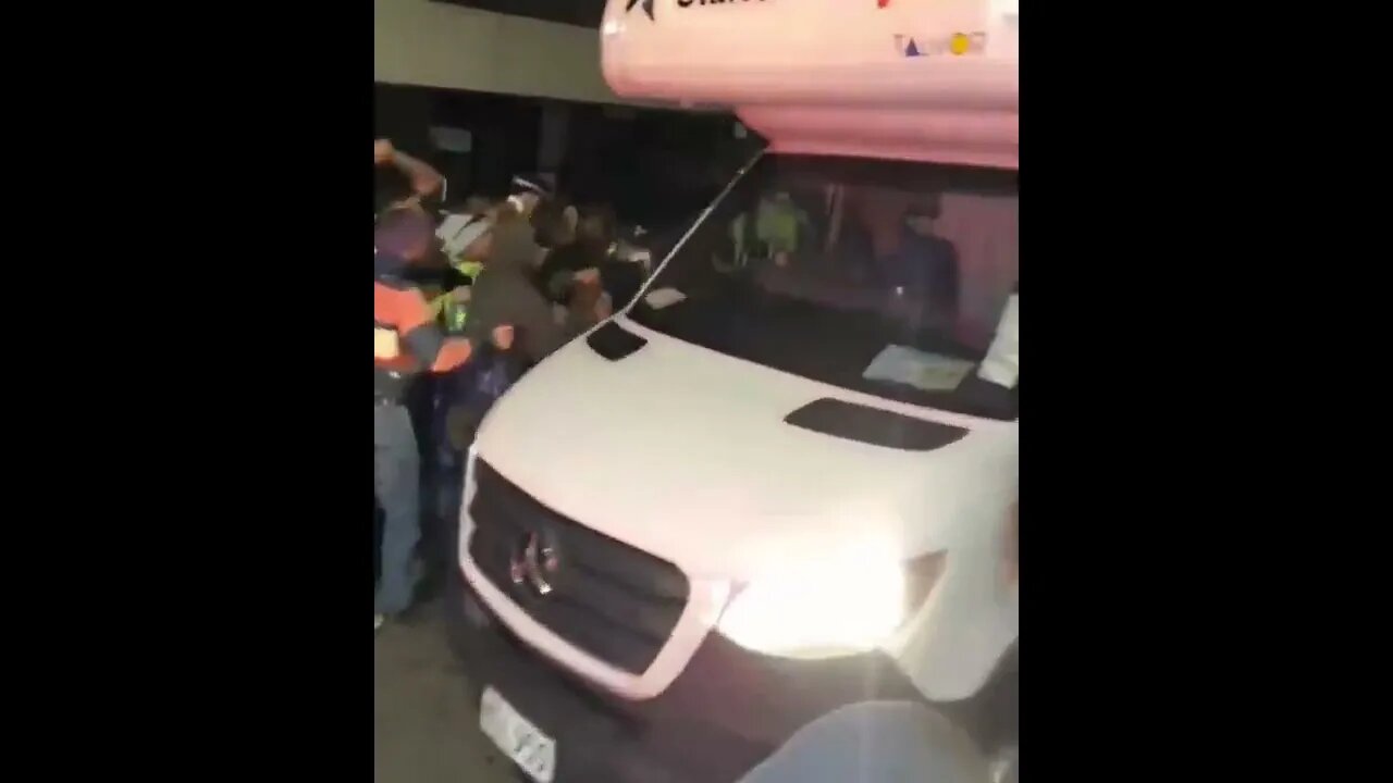 🔥 EPIC!! NZ COPS PUSHED BACK. Vehicles allowed to pass.