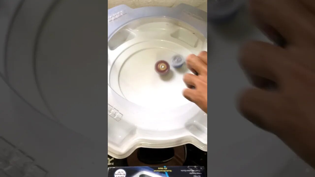 FOI EMPATE 🤔 (batalha de beyblade) #beyblade #beybladeburst #batalhadebeyblade