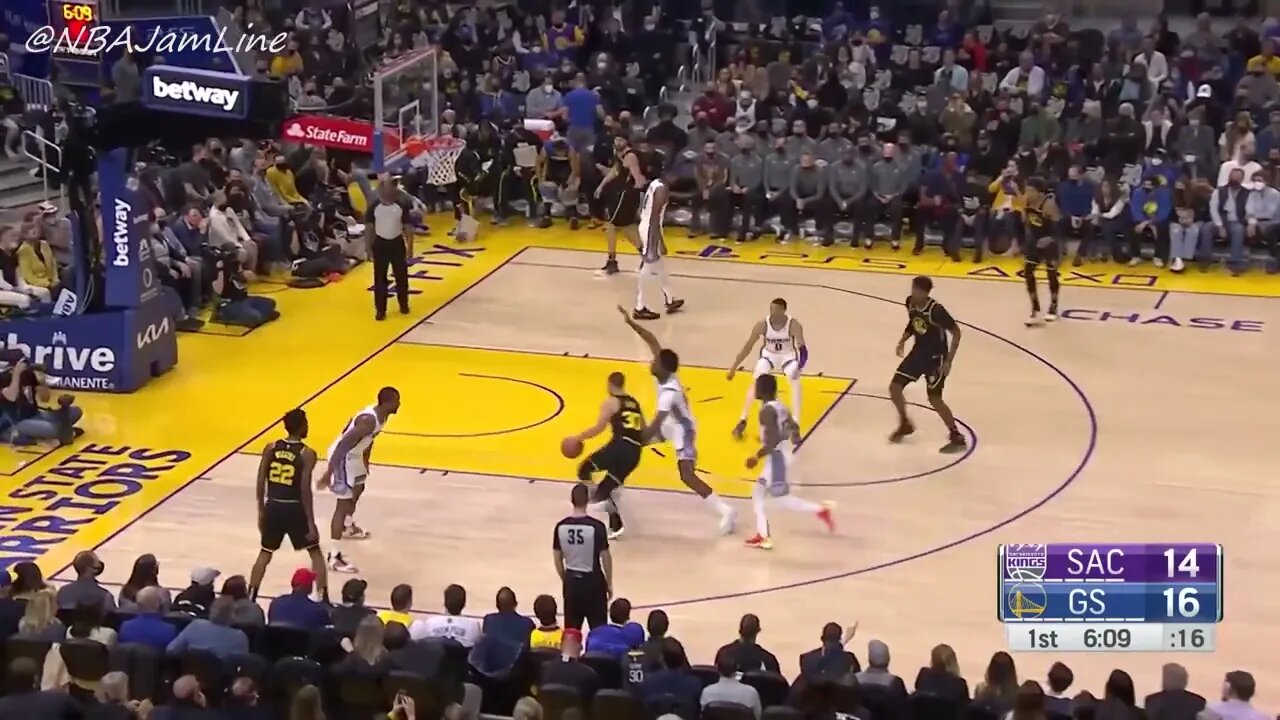 Stephen Curry's SPECTACULAR Pass End To End Side Court To Klay Thompson ! 😂