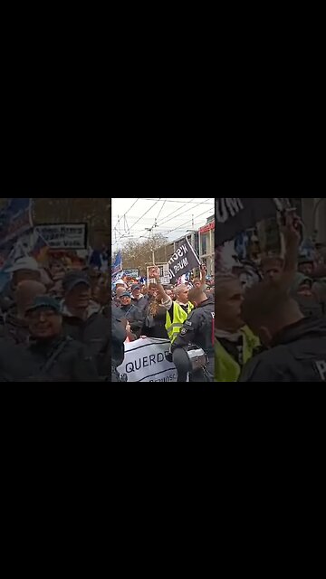 Polizeikette lässt Demozug weiterlaufen Grossdemo 29.04.23