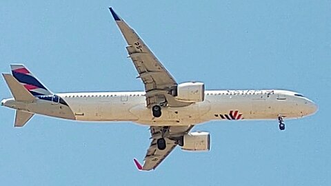 Airbus A321NEO coming from Manaus and Airbus A320 PR-TYQ from Salvador to Fortaleza