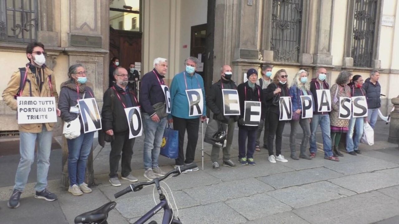 Italy: Milan bank workers use green pass on first day of roll-out - 15.10.2021