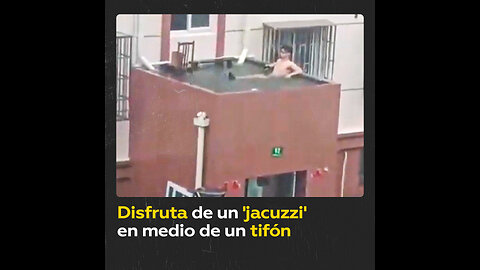 Potente tifón no impide a un hombre bañarse en un jacuzzi