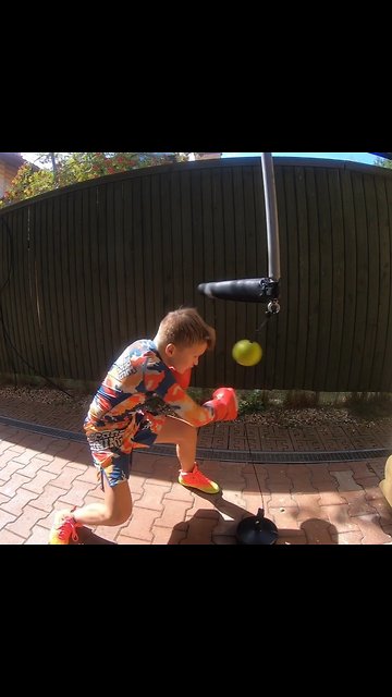Kid Amazingly Shows Off Pro-Like Boxing Skills