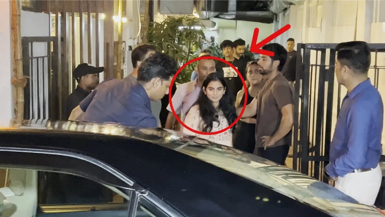 Isha Ambani with Husband Anand Piramal spotted at Izumi Bandra | 100 Bodyguard 💖📸