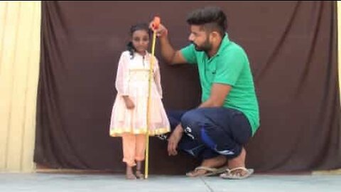 18살이지만 키가 84센티미터인 여자아이