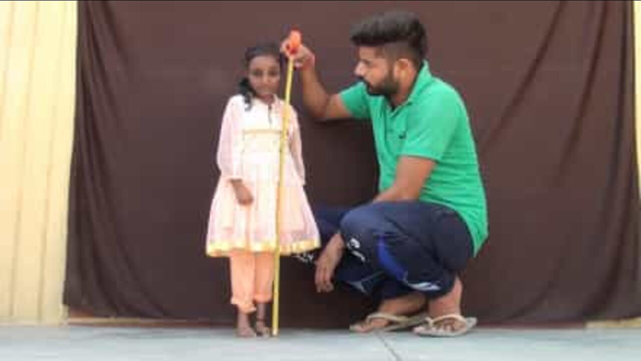 18살이지만 키가 84센티미터인 여자아이