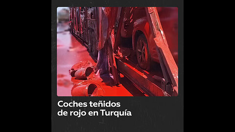 Choque entre camiones deja coches cubiertos de pintura