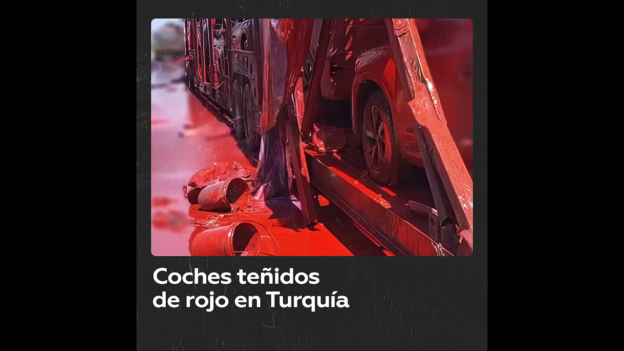 Choque entre camiones deja coches cubiertos de pintura