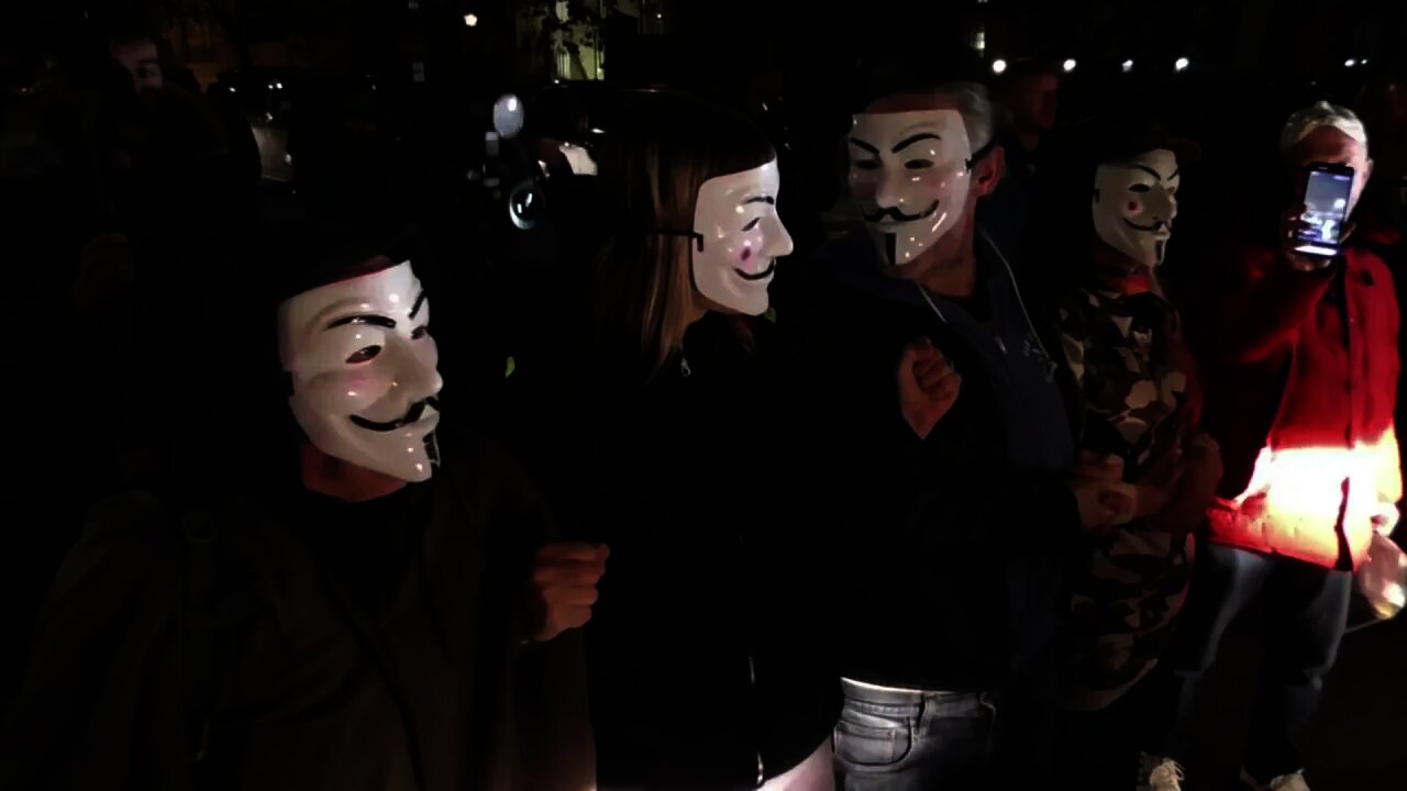 MASKED PROTESTERS STOP POLICE VAN #MILLIONMARSKMARCH