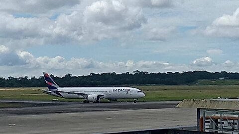 Boeing 787-9 PS-LAA e Airbus A320NEO PR-XBF pousam em Manaus vindos de Guarulhos