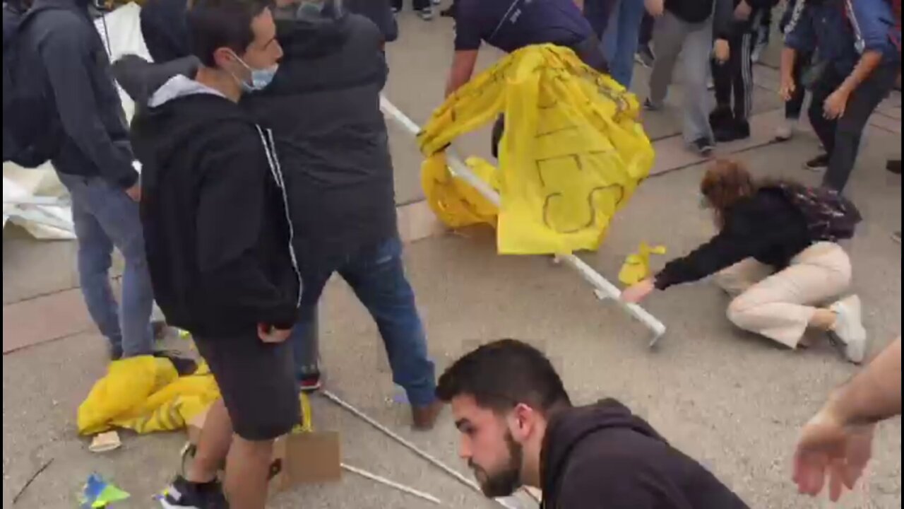 Grupos independentistas destrozan la carpa de estudiantes catalanes en la UAB