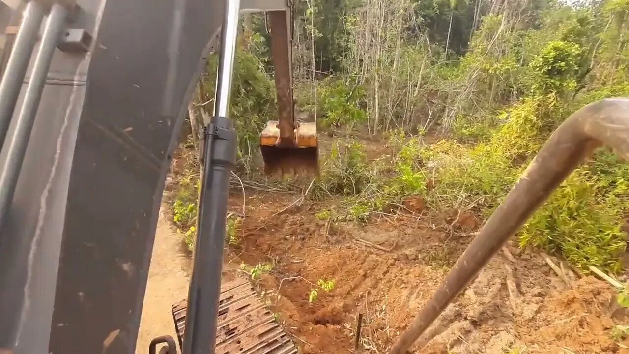 Estourando represa pra fazer reforma com escavadeira Jonh Deere 210GLC-12