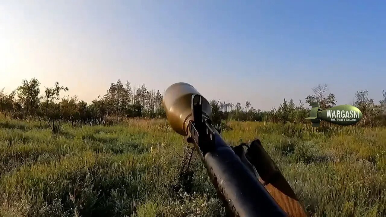 Russian special forces fire RPGs at stronghold