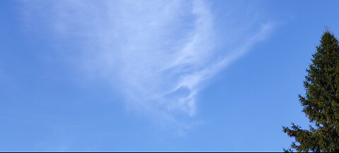 30.6, 1.7, 7.7. - 15.7.2024: Weird clouds...sun halo, white trail, halo color? Colors in the clouds
