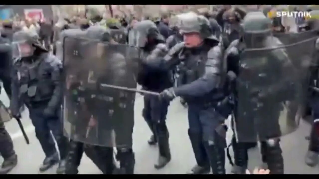 Mais de um milhão protestaram contra reforma da previdência na França, lei foi aprovada