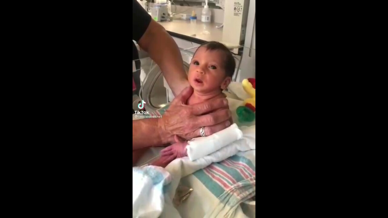 Bebés extraños de madres vacunadas.