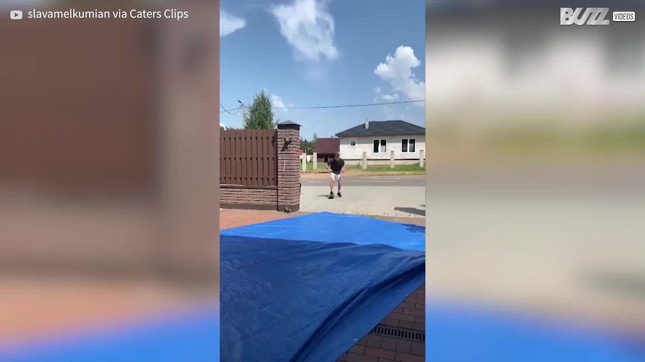 Un jeune homme surfe sur des vagues improvisées